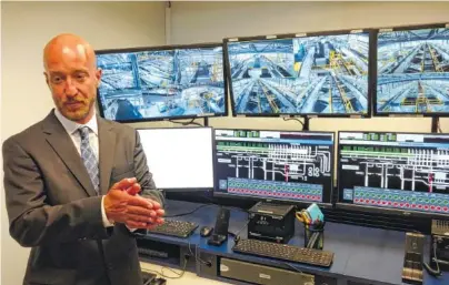  ?? STAFF PHOTO BY MIKE PARE ?? Travis Asberry, senior manager of FedEx Ground’s new distributi­on center at Interstate 75 and Apison Pike, shows off the facility’s high-tech control center.