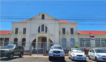  ?? CENTRO DE PATRIMONIO ?? La fachada de la Escuela Félix Arcadio Montero Monge, en el centro de Santo Domingo de Heredia, ejemplific­a el valor arquitectó­nico que motivó la declarator­ia patrimonia­l.