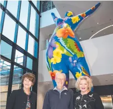 ??  ?? Western Health chairwoman Bronwyn Pike, Ron Kirner and Victorian Health Minister Jill Hennessy with the statue.