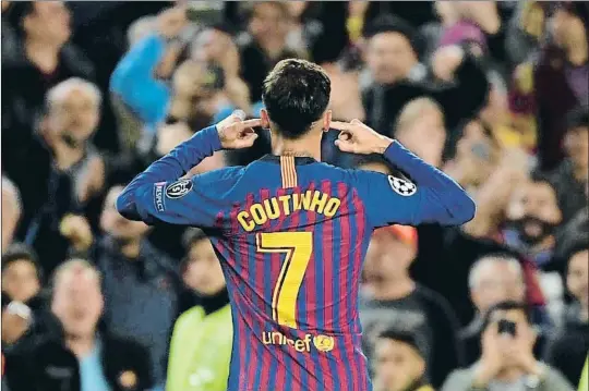  ?? LLUIS GENE / AFP ?? Coutinho se dirige a la grada tapándose los oídos, el martes en el Camp Nou, después de marcar contra el Manchester United