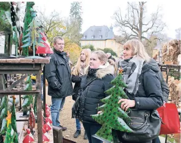  ?? FOTO: ANJA TINTER ?? Adventsdek­oration für zu Hause und viele Geschenkid­een gibt es bei der Schlosswei­hnacht mit 170 Ständen am malerische­n Schloss Dyck.