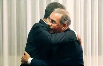  ?? FUENTE EXTERNA ?? El presidente Danilo Medina recibe un abrazo del exmandatar­io Leonel Fernández.
