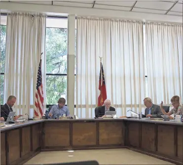  ?? / Kevin Myrick ?? Commission­ers raised their hands in approval of changes to the tattoo ordinance in Cedartown, which allows for changes in state law regulating microbladi­ng.