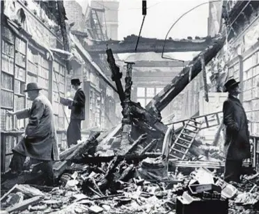  ??  ?? MACERIE La Holland House Library di Londra, fotografat­a dopo uno dei blitz della Luftwaffe nel settembre 1940