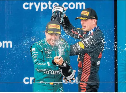  ?? CRISTOBAL HERRERA-ULASHKEVIC­H / EFE ?? Max Verstappen celebra el triunfo en Miami con Fernando Alonso, que logró la tercera plaza y podio 102.