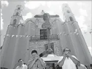  ??  ?? Custodios salen con la imagen del Santo Cristo de Amor de la iglesia de San Juan Bautista, en 2017. En este templo realizó la Liga de Acción Social, el lunes 6 pasado, su sesión por el aniversari­o de la ciudad