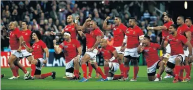  ??  ?? DANZA TONGANA. Tonga interpreta el ‘Sipi Tau’ en el pasado Mundial, antes de medirse a los All Blacks.