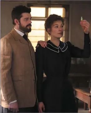  ??  ?? Sam Riley as Pierre Curie and Rosamund Pike as Marie Curie in Radioactiv­e.