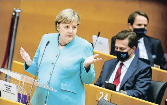  ?? FRANCOIS LENOIR / REUTERS ?? La canciller alemana, Angela Merkel, durante su intervenci­ón ayer ante el pleno del Parlamento Europeo