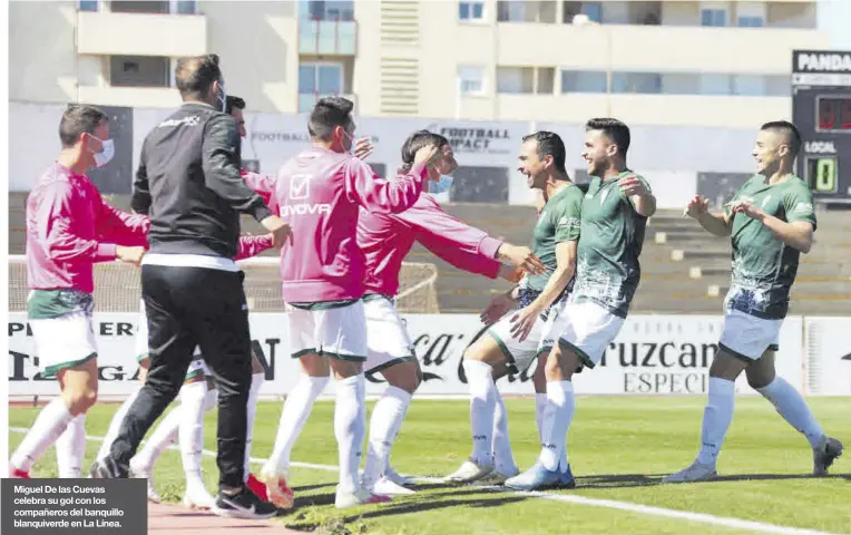  ??  ?? Miguel De las Cuevas celebra su gol con los compañeros del banquillo blanquiver­de en La Línea.