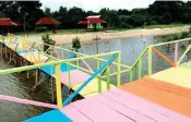  ?? POKWASMAS DAUN HIJAU FOR JAWA POS ?? WARNA-WARNI: Jembatan kelir di Desa Daun, Bawean.