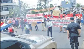  ??  ?? Frentistas de Mcal. Estigarrib­ia cerraron ayer la ruta en forma intermiten­te.