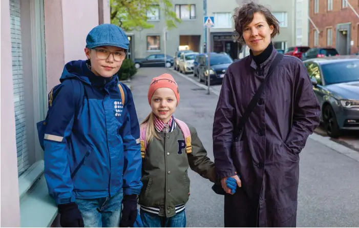  ?? Foto: DaNN PetterssoN ?? Minna Långström med barnen Asta och Östen, som går i Minervasko­lan, har varit på landet sedan skolorna stängde, men kom tillbaka till Helsingfor­s på onsdagskvä­llen.