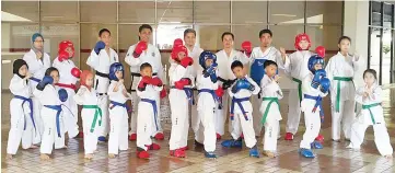  ??  ?? GOING ALL OUT ... the Sarawak-bound ITF Sabah Taekwondo squad pledging their best at the invitation­al tournament in Kuching this weekend.