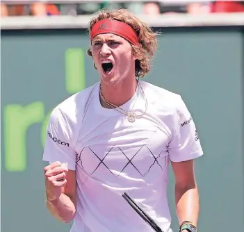  ?? FOTO: DPA ?? Alexander Zverev feiert im Finale des ATP-Turniers in Miami einen Punktgewin­n gegen den US-Amerikaner John Isner. Für den Finalsieg reichte es am Ende nicht, allerdings zeigte sich der 20-Jährige in besserer Form als zum Saisonstar­t.