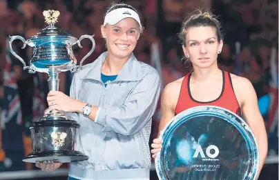  ??  ?? FINALISTAS. Caroline Wozniacki posa con su copa ganada a la rumana Simona Halep (derecha).