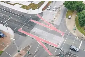  ??  ?? So sieht die Regelung an der Kreuzung Bahn-/Monschauer Straße aus: Wer als Radfahrer links abbiegen will, muss erst rechts fahren. Im zweiten Schritt geht es bei Grün in die gewünschte Richtung.