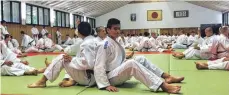  ?? FOTO: PRIVAT ?? Die Ravensburg­er Judoka schauen sich in Japan verschiede­ne Trainingse­inheiten an.