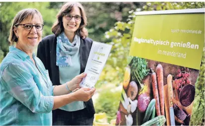  ??  ?? Eugenie Govaarts (l.), Vorsitzend­e des Vereins Haaner Gartenlust, freut sich über die Urkunde, die Sara Thielsch (Touristisc­hes Marketing, Kreis Mettmann) übergab.