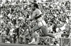  ?? Foto: dpa ?? Klaus Wolfermann am 3. September 1972: Mit 90,48 Meter gewinnt er die Goldme‰ daille im Speerwerfe­n.