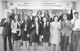  ?? Courtesy of KCS ?? Aliye Ozturk, fourth from left in the front row, clenches her fist with customs officials from Turkey and the Korea Customs Service (KCS) at the Seoul main office of the KCS, Sept 17.