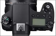  ??  ?? >> Übersichtl­ich und ansprechen­d: Die Gehäuseobe­rseite der Sony RX10 IV macht mit der aufgeräumt­en Bedienober­fläche einen guten Eindruck.