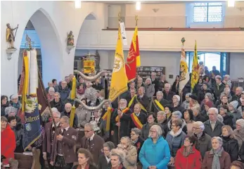  ?? FOTO: DIETMAR HERMANUTZ ?? Einzug der Vereine mit den Fahnen, musikalisc­h begleitet von der Stadtkapel­le Aulendorf unter der Leitung von Martin Rebmann mit dem Stück „Festival Fanfare“.