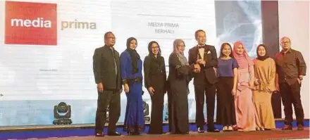  ??  ?? Media Prima Bhd human resources’ group general manager Nor Arzlin Redzwuan (fourth from left) receiving the ‘HR Asia Best Companies to Work For’ award in Kuala Lumpur on Friday.