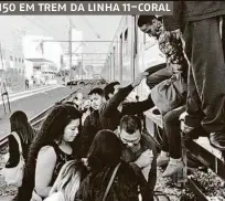  ??  ?? Passageiro­s caminham nos trilhos da linha 11coral, da CPTM, após uma briga entre dois homens 7º DIA