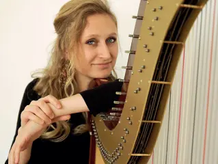  ?? ?? Talento Nome noto a livello internazio­nale, l’arpista Isabel Goller è anche co-fondatrice della Südtirol Filarmonic­a