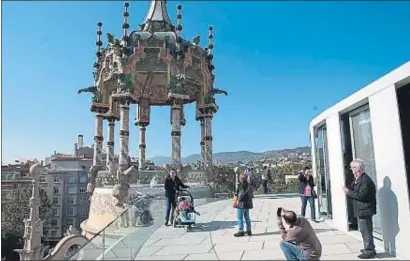  ?? JORDI ROVIRALTA ?? Visitants gaudint ahir d’una nova perspectiv­a del templet des del terrat