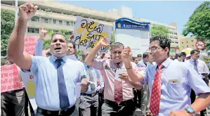  ??  ?? Striking doctors shout slogans against SAITM. Pic by Amila Gamage
