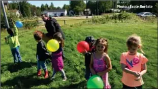  ?? Photo : École Boréale ?? Lancer des ballons à souhaitPou­r la rentrée, l'École Boréale avait préparé une activité spéciale autour du thème « Ce que tu souhaites pour la nouvelle année scolaire ». Les enseignant­s et les élèves se sont donc penchés longuement sur la question afin de trouver LE meilleur souhait à insérer dans leur ballon qu'ils devaient ensuite lancer au gré du vent. Cette activité a été réalisée afin de mettre l'emphase sur la réussite et le bien-être des élèves et du personnel de l'école. Tout le monde était surexcité lors du lancer des ballons.