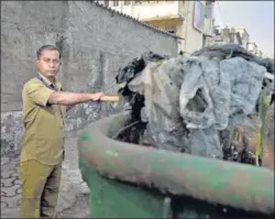  ?? SATISH BATE/HT PHOTO ?? BMC worker Rajesh Tambe at duty in Mumbai