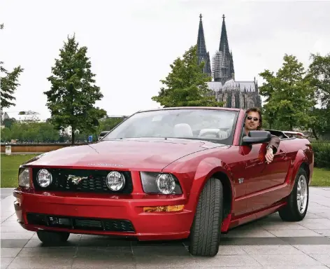  ?? FOTO: KARLHEINZ JARDNER ?? 2005 testete der Autor Jörg Isringhaus für unsere Zeitung einen Ford Mustang Cabrio. Es scheint ihm Spaß gemacht zu haben.