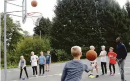  ??  ?? BASKET: Da Adressa var innom var basketball en av aktivitete­ne elevene på Fevik skole holdt på med. A-lagsspille­ren til Express, Jerome Doepoh Dennis, var vikar denne dagen.