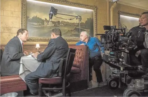  ?? NETFLIX ?? Martin Scorsese dirige a Robert De Niro y Joe Pesci (de espaldas) en una escena de ‘El irlandés’