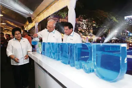  ??  ?? Najib officiatin­g the launch of Kolam Biru @ Masjid Jamek Sultan Abdul Samad. Looking on is Datin Seri Rosmah Mansor and Federal Territorie­s Minister Datuk Seri Tengku Adnan Tengku Mansor.