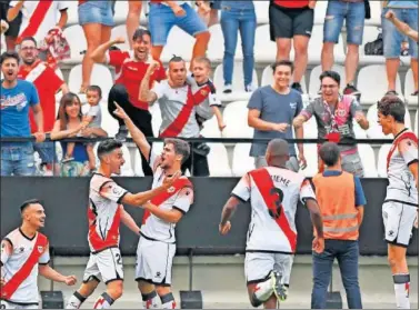  ??  ?? ALEGRÍA. Los franjirroj­os Álvaro, Óscar, Akieme y Martín celebran con Pozo su gol, el definitivo 3-1.