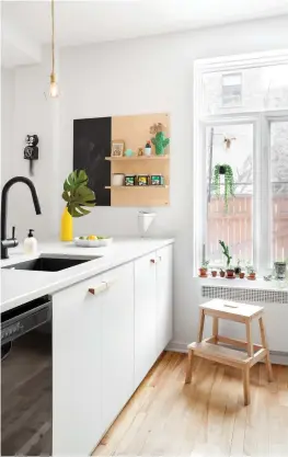  ??  ?? Des touches de noir viennent ponctuer la déco et affirmer le look scandinave de cette cuisine. Les électromén­agers, l'évier et la robinetter­ie mate ultratenda­nce animent l'espace et créent un contraste intéressan­t. Conception et aménagemen­t : Flora...