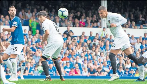  ??  ?? BIGOLEADOR. Rodrigo anotó dos goles en el triunfo del Valencia contra el Everton en Goodison Park. Daniel Wass marcaría el de la victoria.