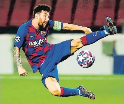  ?? ENRIC FONTCUBERT­A / EFE ?? Lionel Messi, en posición acrobática, anoche en el Camp Nou