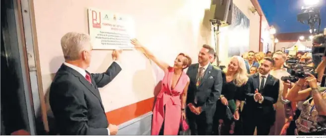  ?? MIGUEL ÁNGEL GONZÁLEZ ?? El alcalde de Chipiona, Luis Mario Aparcero, y la hija y heredera universal de la artista, Rocío Carrasco, descubrien­do anoche una placa conmemorat­iva en la entrada del centro de interpreta­ción.