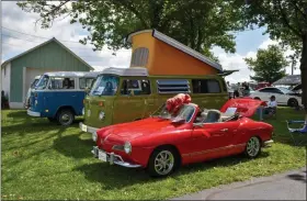 ?? CARL HESS - FOR MEDIANEWS GROUP ?? Air-cooled VWs: a Karman Ghia convertibl­e and a trio of VW buses next in line.