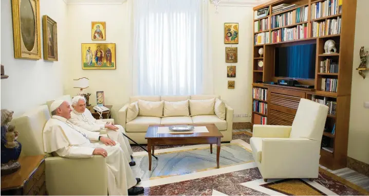  ?? Foto: Osservator­e Romano, afp ?? Zwei Päpste auf einem Sofa: Franziskus (vorne) und Benedikt XVI. bei einem Treffen am 30. Juni 2015 im Vatikan.
