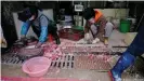  ??  ?? Hygiene steht beim Zerlegen von Tieren auf manchen chinesisch­en Märkten nicht unbedingt an erster Stelle