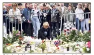  ?? (Photo AFP) ?? À Turku, habitants et touristes ont déposé des fleurs et des bougies en hommage aux victimes.