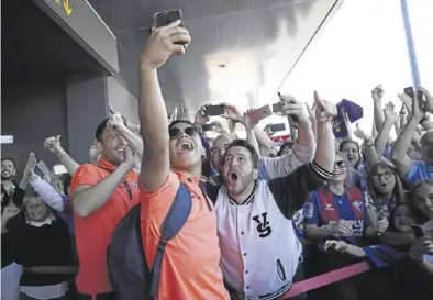  ?? FOTOS: CHUS MARCHADOR ?? Cucho Hernández se fotografía con varios aficionado­s a la salida del aeropuerto.