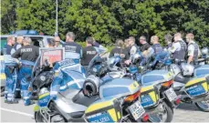  ?? FOTO: AH ?? Die Polizei ist mit zahlreiche­n Motorräder­n im Einsatz und somit ganz nah am Geschehen. Die Zwischenfä­lle halten sich dann auch in Grenzen.