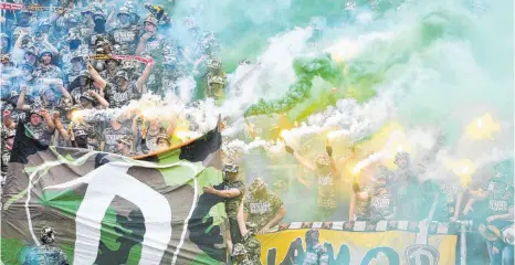  ?? FOTO: DPA ?? Beim Spiel des Karlsruher SC gegen Dynamo Dresden am 14. Mai in Karlsruhe hatten Dresdner Fans bengalisch­es Feuer gezündet.